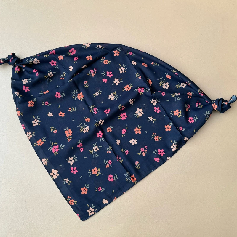روسری نخ زنانه مدل مینی اسکارف نخی طرح گل گلی سنتی با طول و عرض 65x65 سانتی‌متر